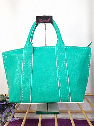 Εντυπωσιακή τσάντα με ιδιαίτερο χρώμα 